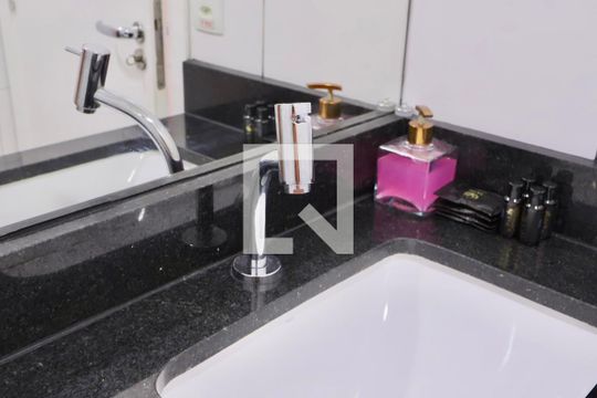 Banheiro de apartamento para alugar com 1 quarto, 33m² em Sé, São Paulo