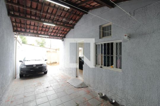 Garagem de casa à venda com 4 quartos, 228m² em Santa Mônica, Belo Horizonte
