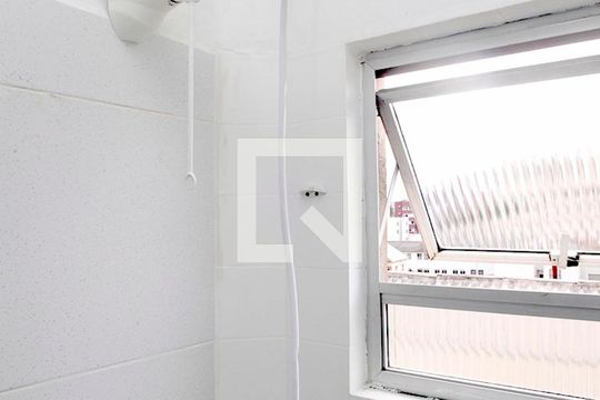 Banheiro de apartamento à venda com 1 quarto, 40m² em Azenha, Porto Alegre