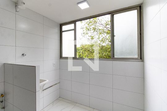 Lavanderia de apartamento para alugar com 2 quartos, 67m² em Parque Bristol, São Paulo