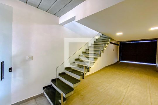 Garagem de casa à venda com 3 quartos, 160m² em Vila Bertioga, São Paulo