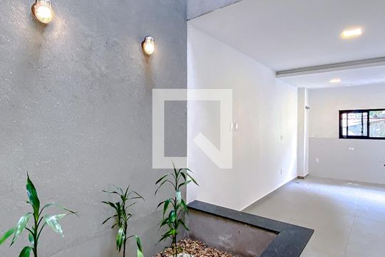 Escadas de casa à venda com 3 quartos, 160m² em Vila Bertioga, São Paulo