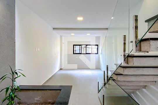 Escadas de casa à venda com 3 quartos, 160m² em Vila Bertioga, São Paulo