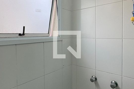 Banheiro da Suíte 1 de apartamento à venda com 2 quartos, 63m² em Jardim Tupanci, Barueri