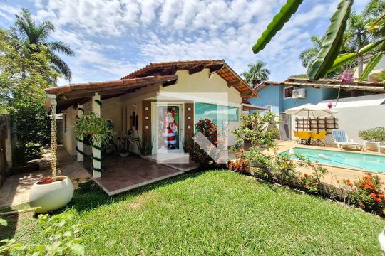 Quintal de casa à venda com 3 quartos, 140m² em Maravista, Niterói
