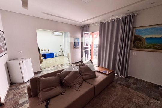 Sala de casa à venda com 3 quartos, 582m² em Riacho das Pedras, Contagem