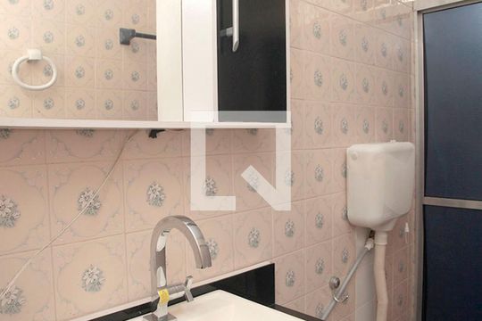 Banheiro de apartamento à venda com 1 quarto, 47m² em Santana, Porto Alegre