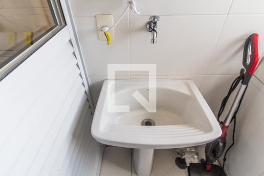 área de serviço de apartamento para alugar com 2 quartos, 67m² em Empresarial 18 do Forte, Barueri