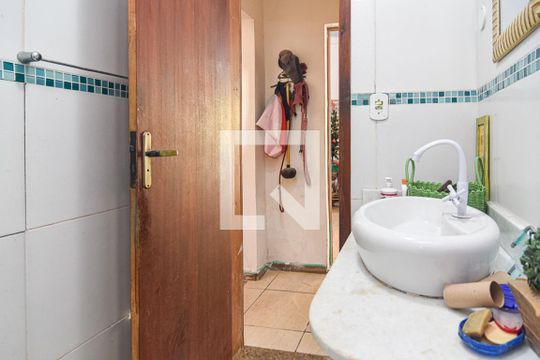 Banheiro de casa à venda com 4 quartos, 613m² em Itaipu, Niterói