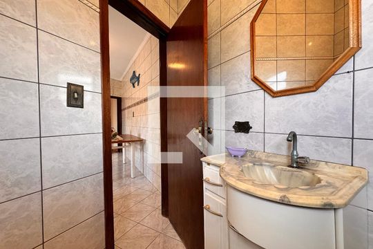 Banheiro edícula  de casa à venda com 4 quartos, 212m² em Parque Oratório, Santo André