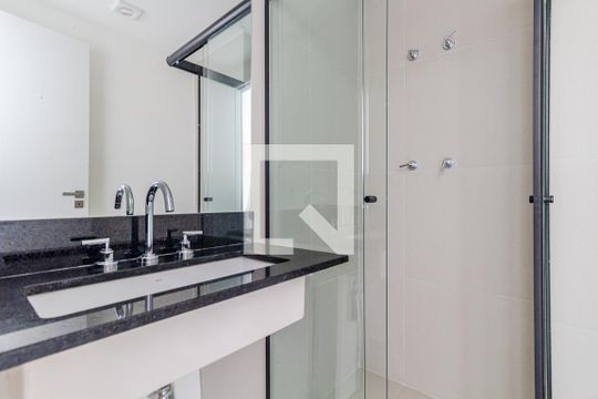 Banheiro de kitnet/studio para alugar com 1 quarto, 25m² em Pinheiros, São Paulo