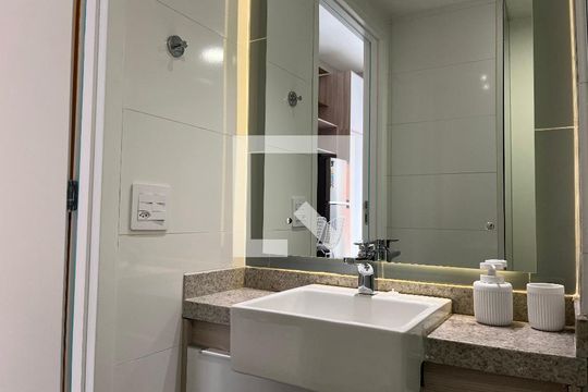 Banheiro de kitnet/studio para alugar com 1 quarto, 45m² em Perdizes, São Paulo