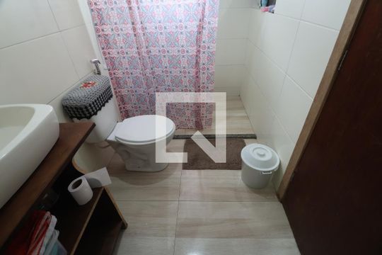 Banheiro da Suíte de casa à venda com 4 quartos, 120m² em Olaria, Canoas