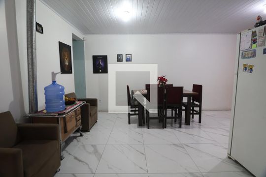 Cozinha e sala  de casa à venda com 4 quartos, 120m² em Olaria, Canoas