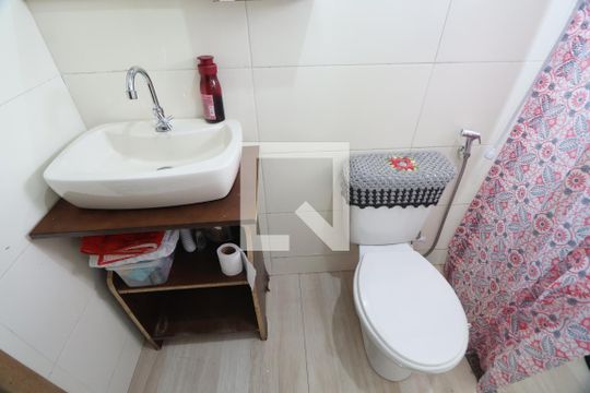Banheiro da Suíte de casa à venda com 4 quartos, 120m² em Olaria, Canoas
