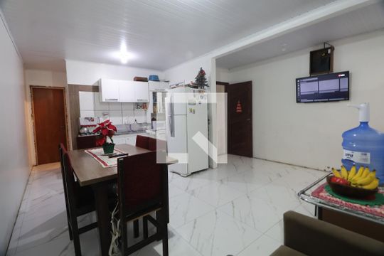 Cozinha e sala  de casa à venda com 4 quartos, 120m² em Olaria, Canoas