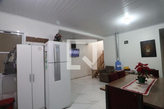 Cozinha e sala  de casa à venda com 4 quartos, 120m² em Olaria, Canoas