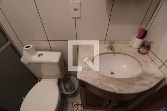 Banheiro de casa à venda com 4 quartos, 120m² em Olaria, Canoas
