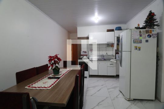 Cozinha e sala  de casa à venda com 4 quartos, 120m² em Olaria, Canoas