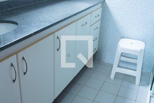 BANHEIRO DA SUITE de casa de condomínio à venda com 4 quartos, 150m² em Parque dos Jacarandás, Campinas