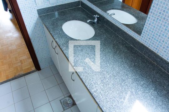 BANHEIRO DA SUITE de casa de condomínio à venda com 4 quartos, 150m² em Parque dos Jacarandás, Campinas