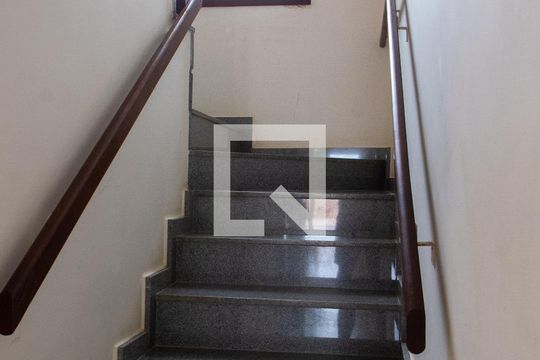 ESCADAS ACESSO de casa de condomínio à venda com 4 quartos, 150m² em Parque dos Jacarandás, Campinas