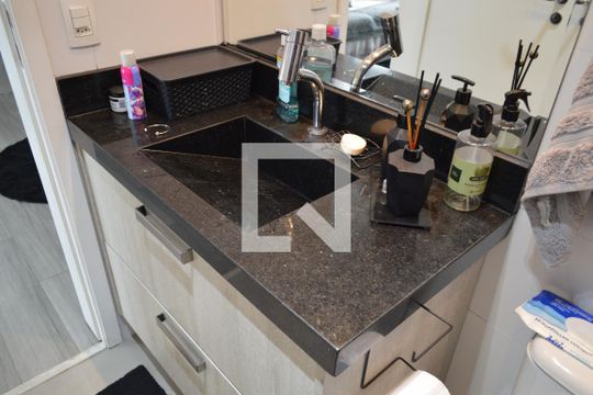 Banheiro de apartamento à venda com 1 quarto, 47m² em Cambuci, São Paulo