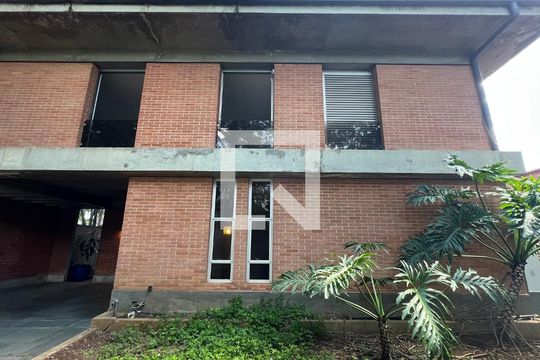 Fachada de casa à venda com 4 quartos, 450m² em Alto de Pinheiros, São Paulo