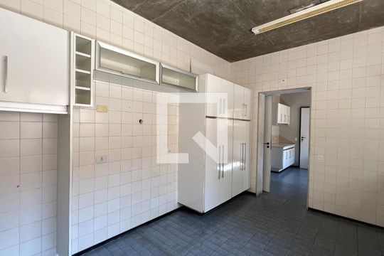 Cozinha de casa à venda com 4 quartos, 450m² em Alto de Pinheiros, São Paulo