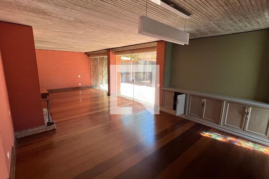 Sala de casa à venda com 4 quartos, 450m² em Alto de Pinheiros, São Paulo