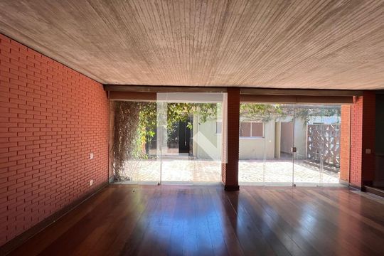 Sala de casa à venda com 4 quartos, 450m² em Alto de Pinheiros, São Paulo