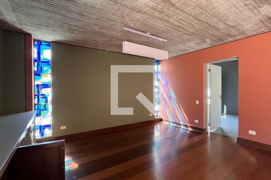 Sala de casa à venda com 4 quartos, 450m² em Alto de Pinheiros, São Paulo