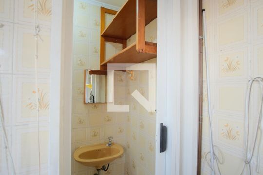 Banheiro de serviço de apartamento para alugar com 2 quartos, 60m² em Tatuapé, São Paulo