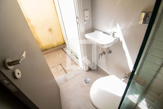Banheiro de Serviço de casa para alugar com 5 quartos, 450m² em Chácara Monte Alegre, São Paulo