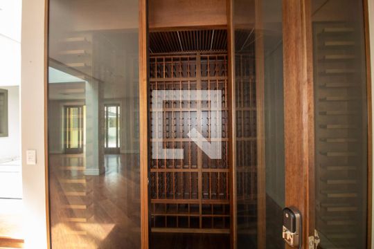 Adega de casa para alugar com 5 quartos, 450m² em Chácara Monte Alegre, São Paulo