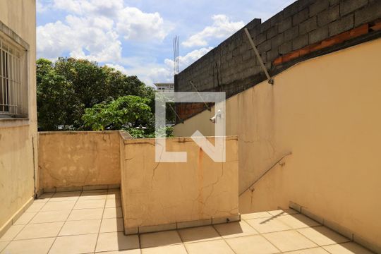 Escada Edícula de casa à venda com 3 quartos, 190m² em Vila do Bosque, São Paulo