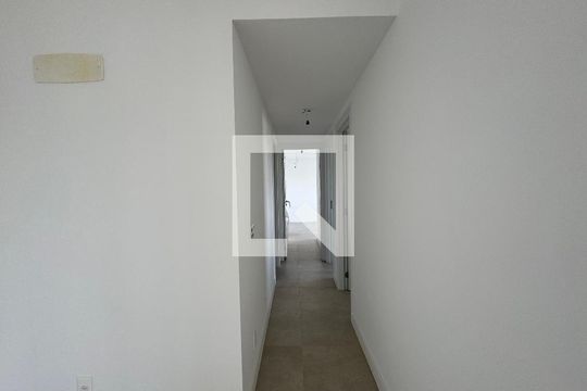 Corredor de apartamento à venda com 3 quartos, 124m² em Barra da Tijuca, Rio de Janeiro