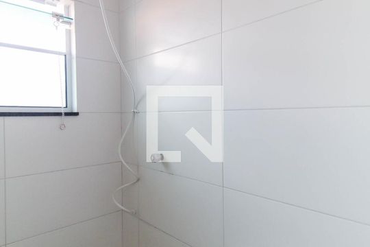 Banheiro de kitnet/studio para alugar com 1 quarto, 25m² em Vila Canero, São Paulo