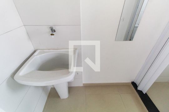 Banheiro de kitnet/studio para alugar com 1 quarto, 25m² em Vila Canero, São Paulo