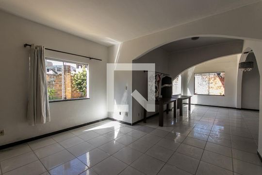 Sala de casa para alugar com 6 quartos, 320m² em São Cristóvão, Salvador