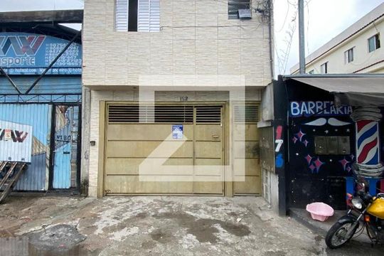 Fachada com plaquinha de casa para alugar com 2 quartos, 150m² em Vila Nova Carolina, São Paulo