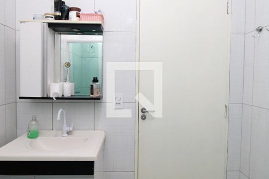 Banheiro de casa para alugar com 2 quartos, 150m² em Vila Nova Carolina, São Paulo