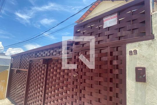 Fachada de casa de condomínio para alugar com 3 quartos, 90m² em Goiânia, Belo Horizonte