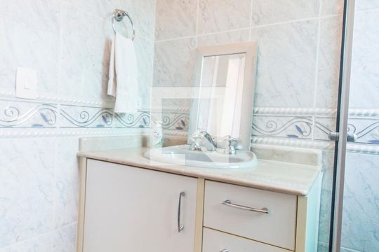 Banheiro da Suíte 2 de casa de condomínio para alugar com 6 quartos, 600m² em Residencial das Estrelas, Barueri