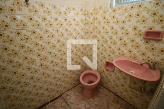 Banheiro de apartamento para alugar com 2 quartos, 50m² em Colégio, Rio de Janeiro