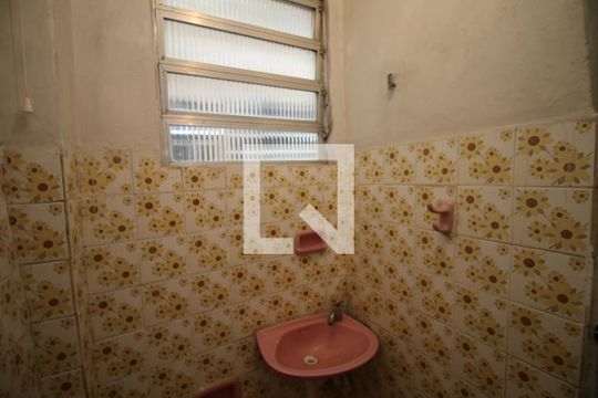 Banheiro de apartamento para alugar com 2 quartos, 50m² em Colégio, Rio de Janeiro