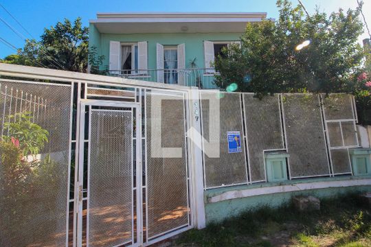 Fachada de casa à venda com 5 quartos, 290m² em Medianeira, Porto Alegre