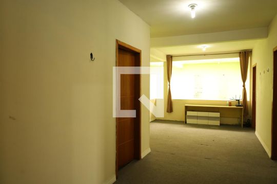 Espaço entre quartos de casa para alugar com 6 quartos, 330m² em Jardim Lideranca, São Paulo
