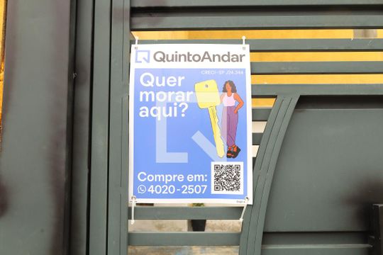 Placa instalada no portão do imóvel de casa para alugar com 6 quartos, 330m² em Jardim Lideranca, São Paulo