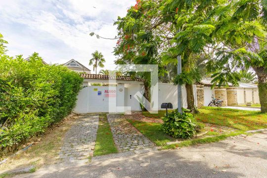 Fachada de casa de condomínio à venda com 4 quartos, 469m² em Barra da Tijuca, Rio de Janeiro